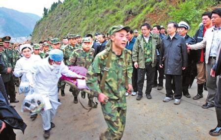 2008年5月14日,国务院总理温家宝抵达地震重灾区北川察看灾情时,几名战士抬着小女孩宋馨懿从县城方向跑过来,温家宝和随行人员赶紧让路