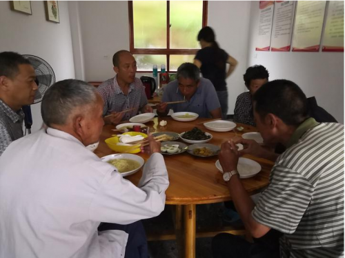 图为泰顺县柳峰乡上岚村外厝避灾安置点的老人们一早吃上暖心粥。