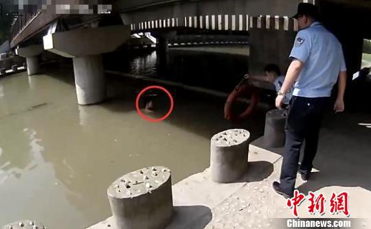17岁小伙砸手机后叛逆跳河 危急时刻民警奋力救人