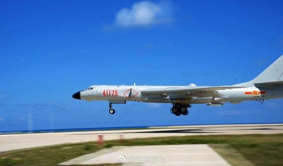 中国空军轰炸机某师轰6K在长兴岛上降落 图源：空军发布