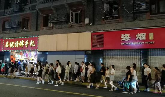 8月14日晚,奇遇城堡门前的人行道上行人众多。新京报记者王双兴摄