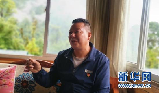 地东村党支部书记、第一书记高荣向记者介绍村里的情况。杨晓波摄