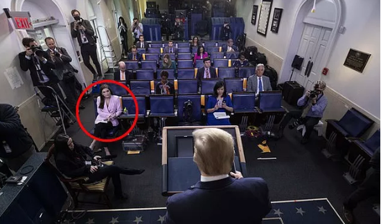  ·柯林斯（红框标注者）在4月26日的白宫新闻发布会上。