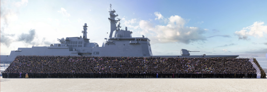 4月29日,金正恩會見南浦造船廠工人和艦船工業部門科技工作者,並以「崔賢」號為背景合照留念。