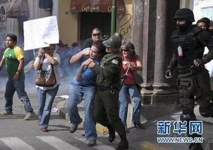(玻利维亚防暴警察在科恰班巴逮捕抗议示威者)