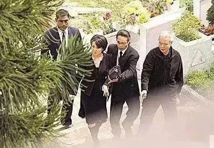 梁安琪躲在暗处操办葬礼