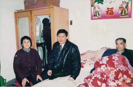 资料图片：1997年2月9日，习近平和贾大山（右）合影