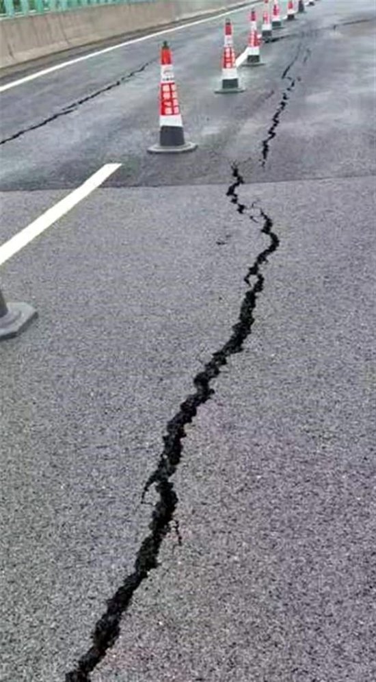  高速路面出現裂縫（圖片來源自網絡）