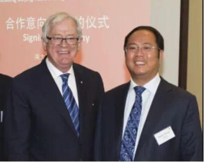 图为黄向墨和前澳大利亚贸易部长安德鲁·罗布