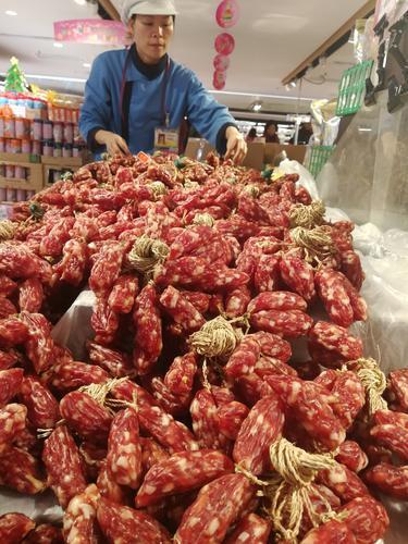 广州市场上销售的猪肉制品都要经过严格的检验检疫 许悦 摄