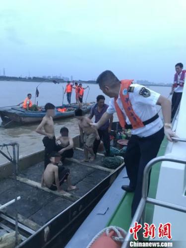 4名男孩自行划船出海后遇险,所幸被及时救援。钟欣 摄