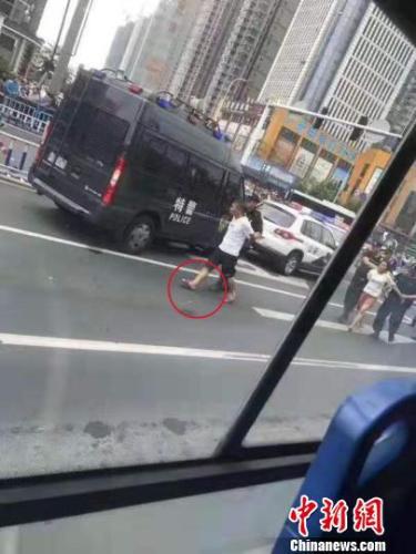 事故现场,肇事司机被警方带走。常州市民供图