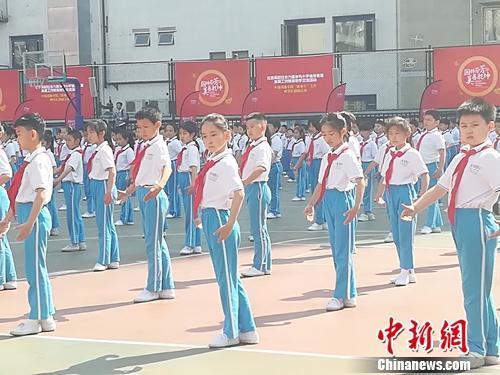 资料图:前不久顺利完成的北京“高参小”教育教学交流活动中,孩子们一起唱起了京剧。上官云 摄 资料图:前不久顺利完成的北京“高参小”教育教学交流活动中,孩子们一起唱起了京剧。上官云 摄