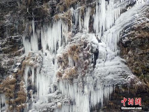 资料图：梵净山景区因雨雪凝冻形成“山石云瀑”。中新社发 邱勇 摄