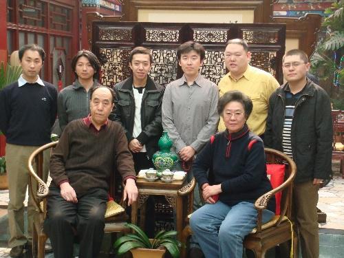连丽如（前排右一）与徒弟们 后排左三为前德云社演员李菁，后排右二是王玥波