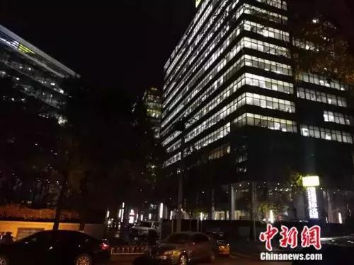 资料图:灯火通明的写字楼。 <a target='_blank' href='http://www.chinanews.com/' >中新网</a>记者 张尼 摄 资料图:灯火通明的写字楼。 中新网记者 张尼 摄