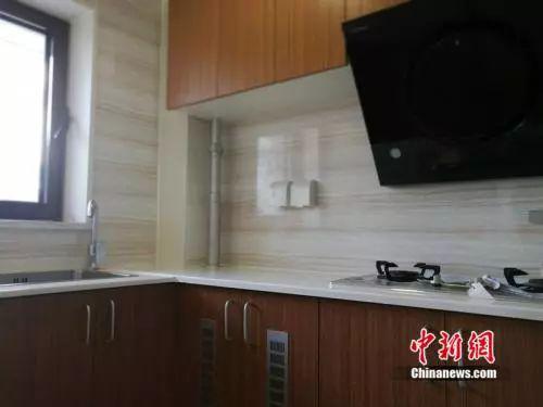 资料图：北京某出租房的厨房。中新网记者 邱宇 摄