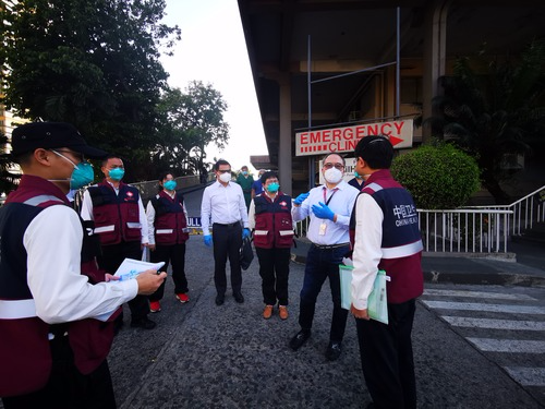 4月7日,在菲律宾马尼拉,中国援菲抗疫医疗专家组成员与菲律宾中华崇仁总医院医护人员进行交流。 新华社发(中国驻菲律宾大使馆供图)