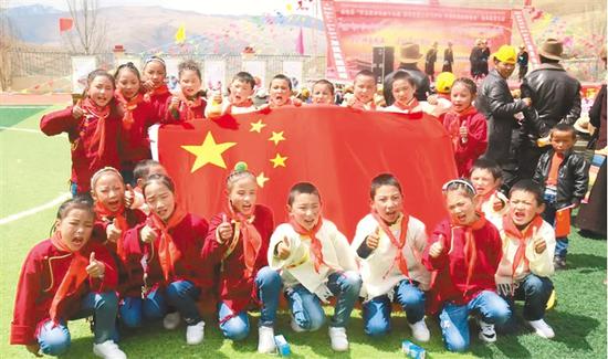 为进一步宣传教育各族干部群众学玉麦讲奉献守边疆“做神圣国土的守护者，幸福家园的建设者”，连日来，山南市通过举行升国旗仪式、谈新旧西藏对比感言、守边固边签字承诺、载歌载舞歌颂共产党等多种方式，隆重纪念西藏百万农奴解放59周年。 图为山南市曲松县在曲松镇贡康沙小学举行“3·28”西藏百万农奴解放纪念日宣传教育活动。记者 次珍 摄