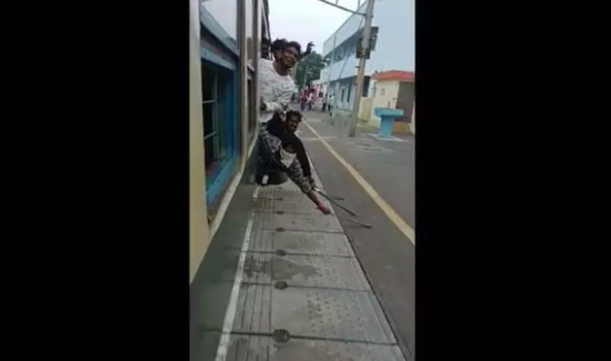印度学生火车上挥舞砍刀表演特技（视频截图）