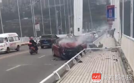 被22路公交车撞到的红色小轿车。