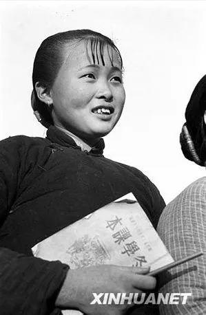 (图为1950年12月浙江杭县挟着课本去“冬学”的农村妇女 新华社记者王纯德摄)