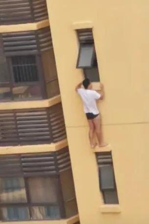 男子反锁房门爬出窗外从20多层楼坠亡 疑患抑郁症