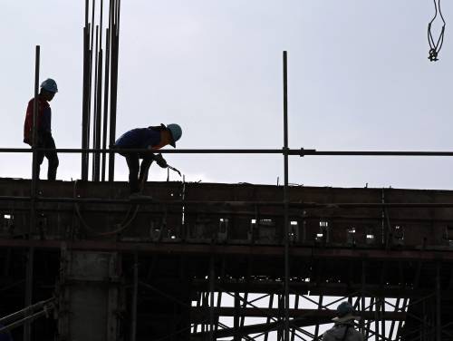 在泰国曼谷，工人在建筑工地施工。新华社/欧新中文