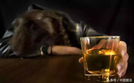 男子饮酒过量死亡 同桌9人未劝阻赔了61万