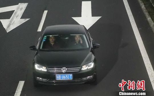 资料图:某布置在高速路上的“高清电子眼”拍摄到车内男子正在接打电话。无锡交警供图