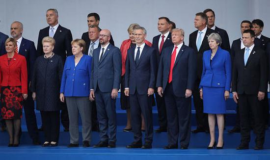 参加北约峰会的各成员国领导人。（《每日快报》）