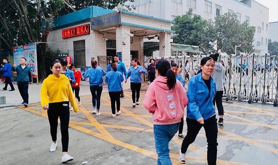 在东莞的工厂里,随处可见的学生工。