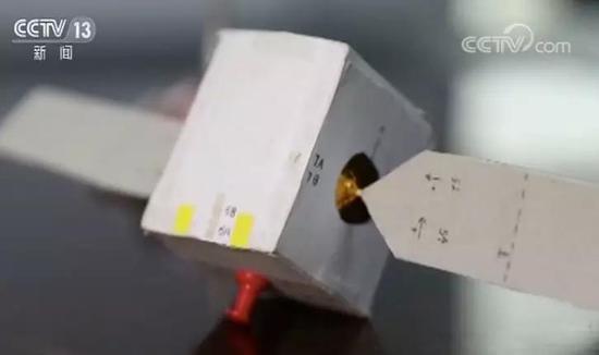 △这个用药盒、牙签和纸板制作的简易模型,寄托了北斗人对中国导航卫星最初的梦想。