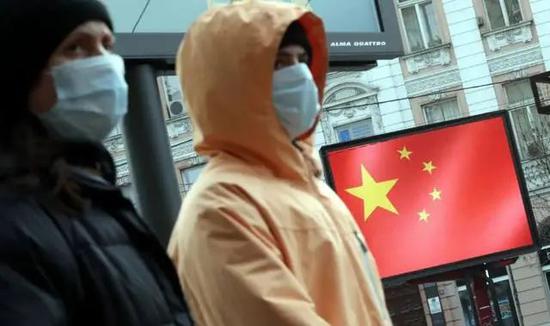 贝尔格莱德,人们途经一处表现中国国旗的表现屏