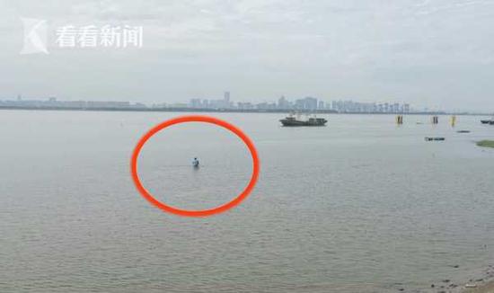 54岁城管正巡逻执勤 突然跳下车冲进江里...