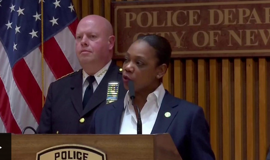 纽约警方召开地铁枪击案的发布会