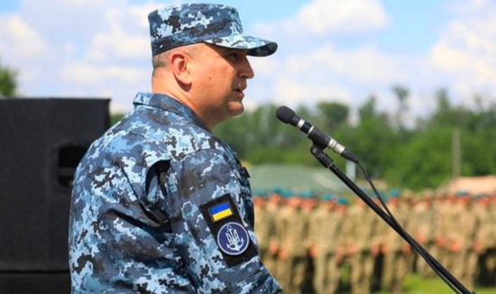 2021 年 6 月，在乌克兰赫尔松地区举行的“海风”多国海上演习开幕式上，乌克兰海军司令阿列克谢?内兹帕帕少将发表讲话