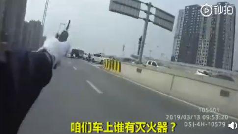 逆行上桥 这可能是洒水车最帅的一次出场(图)