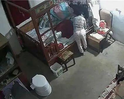  保姆用衣被蒙住老人头部