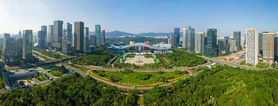 这是2020年10月2日拍摄的深圳市民中间和莲花山公园一线(无人机照片)。新华社记者 梁旭 摄