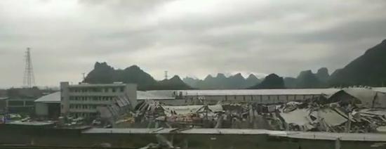 覃塘区黄练镇裕泓木业倒塌的厂房。 受访者提供