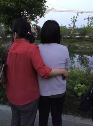 失踪者的妻子(右)
