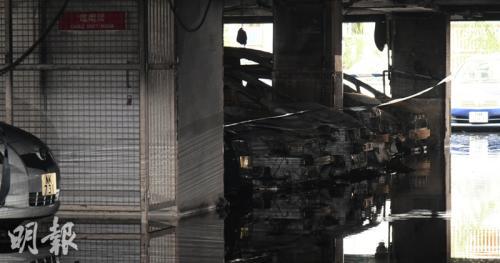 停车场内不少汽车遭焚毁。图片来源:香港《明报》。林智杰 摄