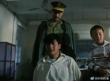 网友问,难道被砸的是参演“海王”“雷神”“大护法”的徐锦江老师的车?