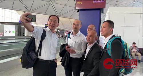 刘Sir与警队同事们准备乘坐飞机前往北京 摄影:赵觉珵