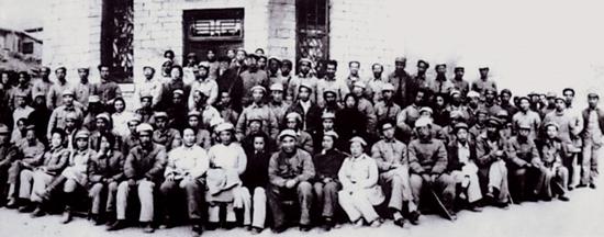 1942年5月2日至23日,在延安整风期间,毛泽东同志亲自主持召开了有文艺工作者、中央各部门负责人共100多人参加的延安文艺座谈会。图为延安文艺座谈会代表合影(吴印咸/摄)。