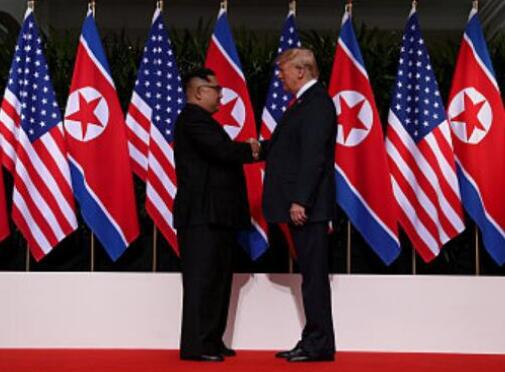 2018年,金正恩与特朗普在新加坡举行首次会晤。(图源:视觉中国)