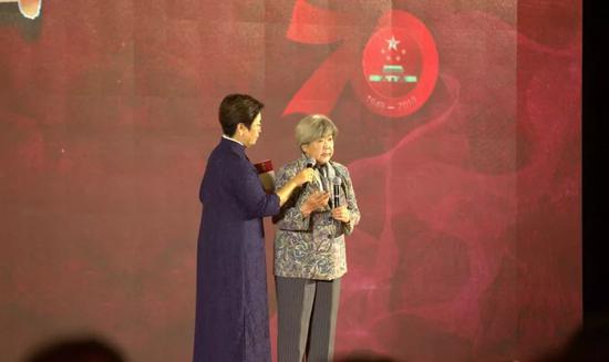 苏采青(右) 来源:中央政法委长安剑