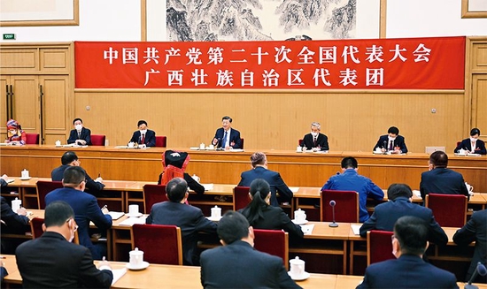 2022年10月17日,习近平同志参加党的二十大广西代表团讨论。 新华社记者 谢环驰/摄