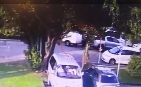监控画面拍下了一名黑衣男子偷走行李车的全过程（视频截图）